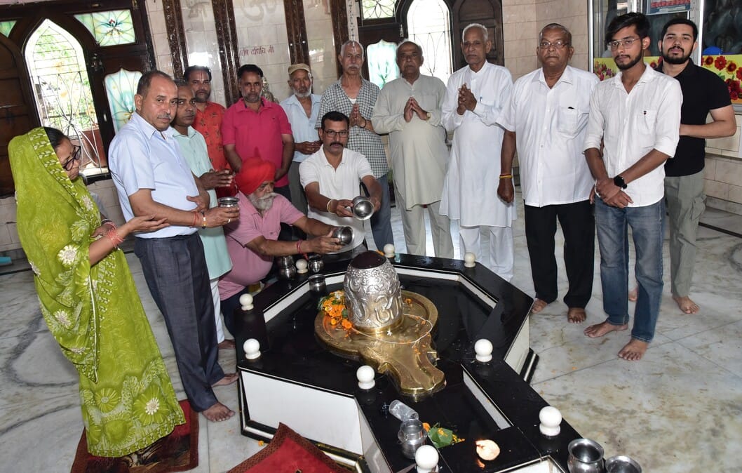 कुरुक्षेत्र। प्राचीन दु:खभंजन महादेव मंदिर में भोलेनाथ की पूजा-अर्चना करते श्रद्धालु। विज्ञप्त कुरुक्षेत्र। प्राचीन दु:खभंजन महादेव मंदिर में भोलेनाथ की पूजा-अर्चना करते श्रद्धालु। विज्ञप्त