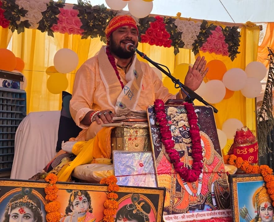 खुर्जा की श्री नवदुर्गा शक्ति मंदिर कॉलोनी में आयोजित भागवत कथा सुनते श्रद्धालु। संवाद