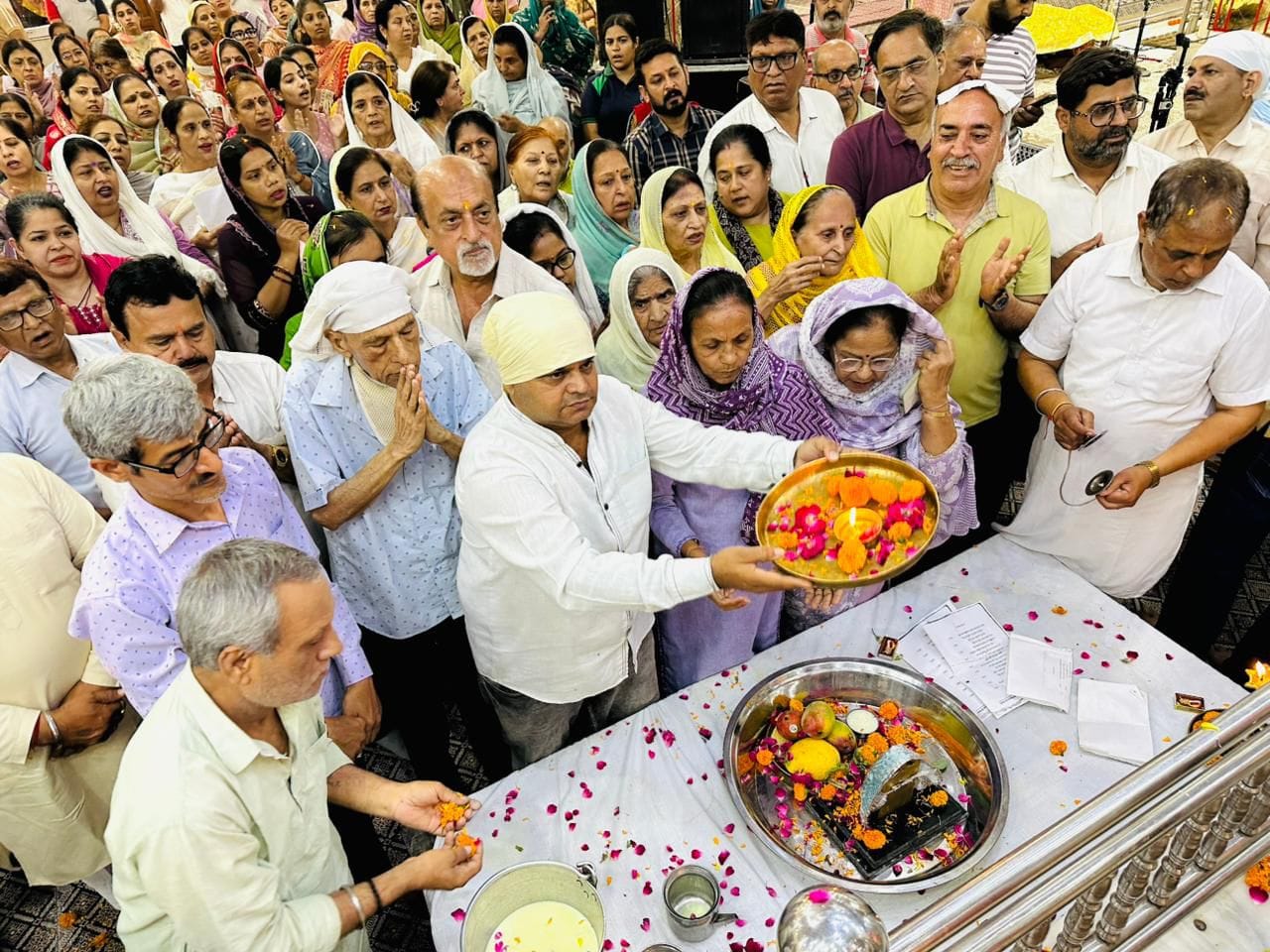 मंदिर में भगवान तिरुपति बालाजी का दुग्धाभिषेक करते पंडित और श्रद्धालु। स्रोत : समिति
