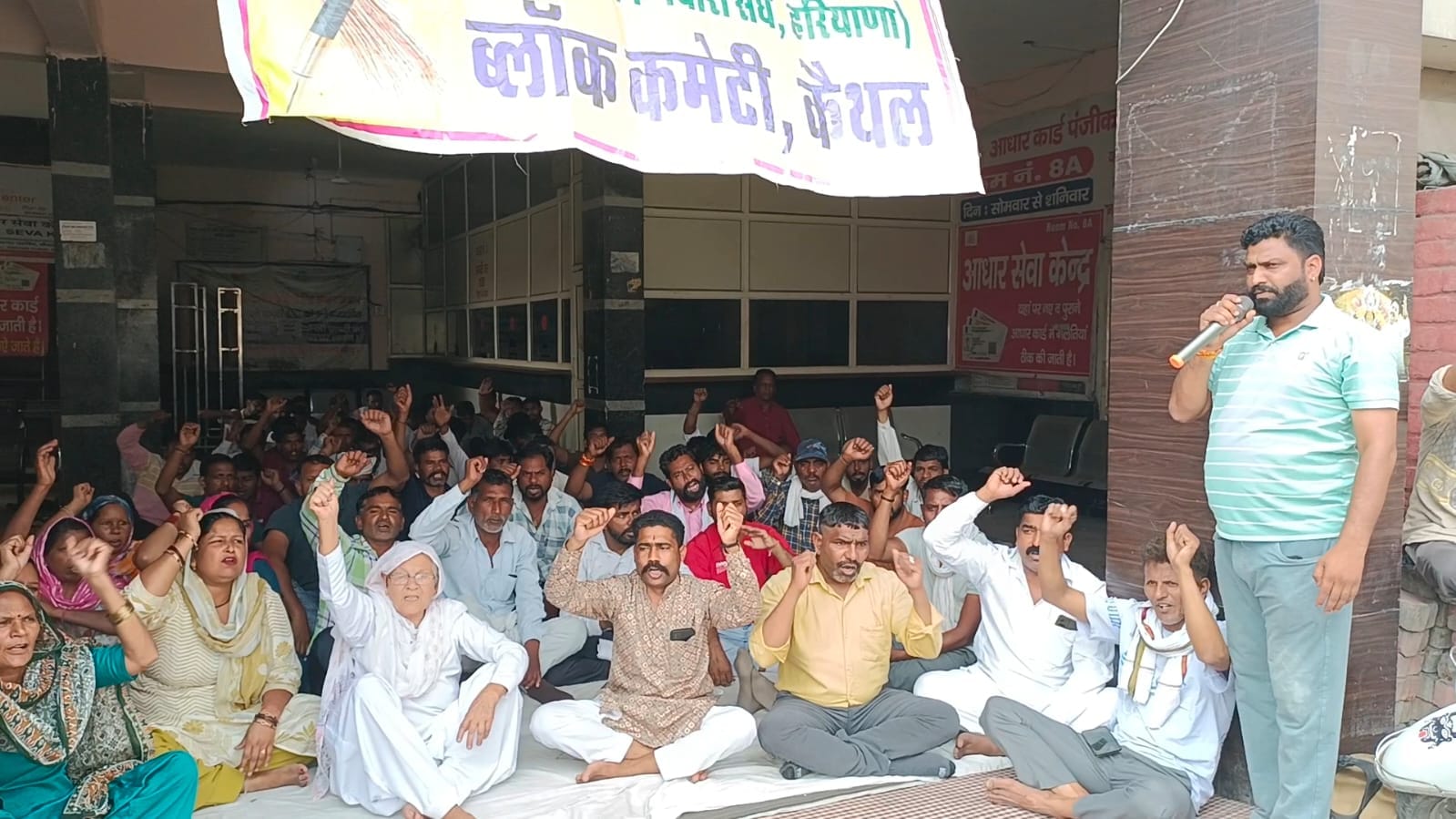 नगर परिषद के सामने वाले रोड पर कूड़ा फैलाते कर्मी। नगर परिषद के सामने वाले रोड पर कूड़ा फैलाते कर्मी।