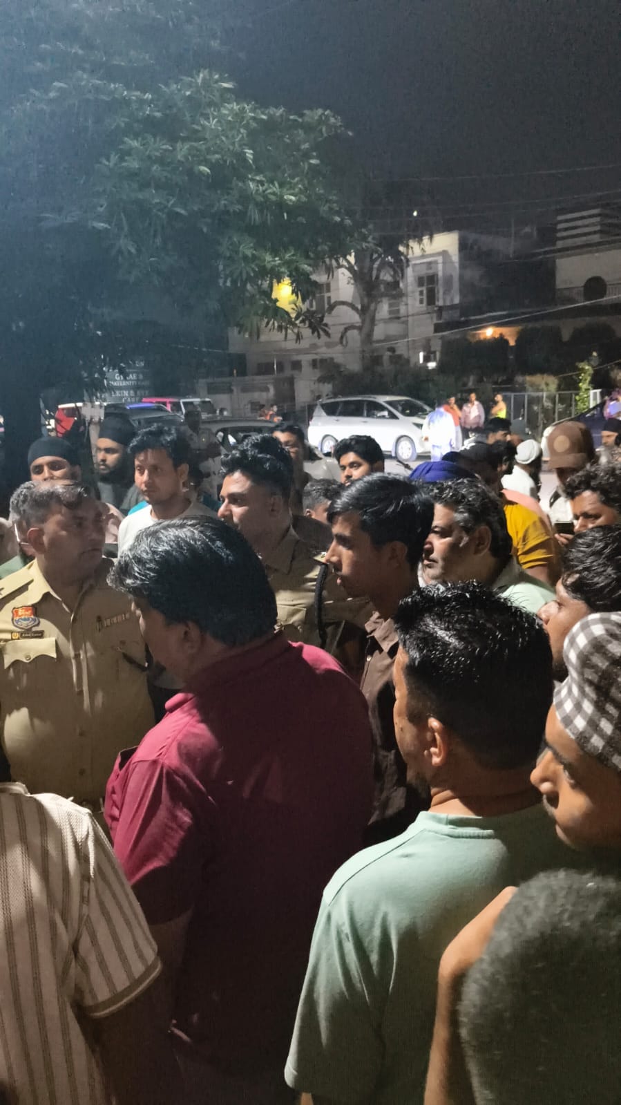 ओपीएस विद्या मंदिर के सामने एकत्रित लोग। संवाद