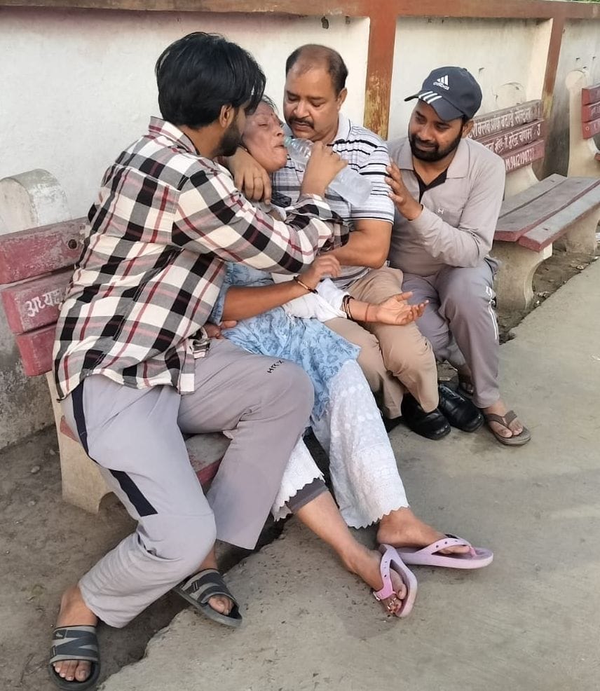 पोस्टमार्टम हाउस पर रोते हुए सुधीर के माता- पिता भाई। संवाद पोस्टमार्टम हाउस पर रोते हुए सुधीर के माता- पिता भाई। संवाद