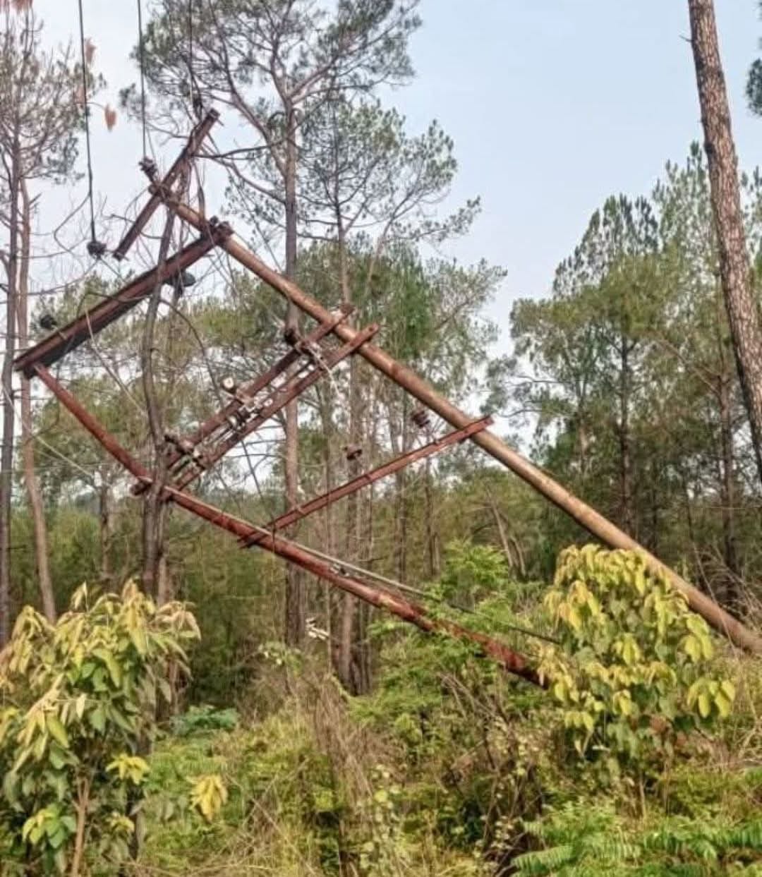 सोमवार रात को आए तूफान से टूटे बिजली के खंभे को दुरुस्त करते हुए बिजली बोर्ड के कर्मचारी। संवाद सोमवार रात को आए तूफान से टूटे बिजली के खंभे को दुरुस्त करते हुए बिजली बोर्ड के कर्मचारी। संवाद