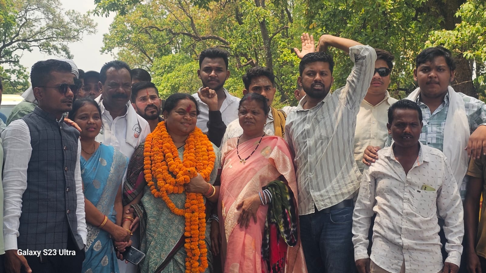 सवागत करते एनएसयूआई के कार्यकर्ता