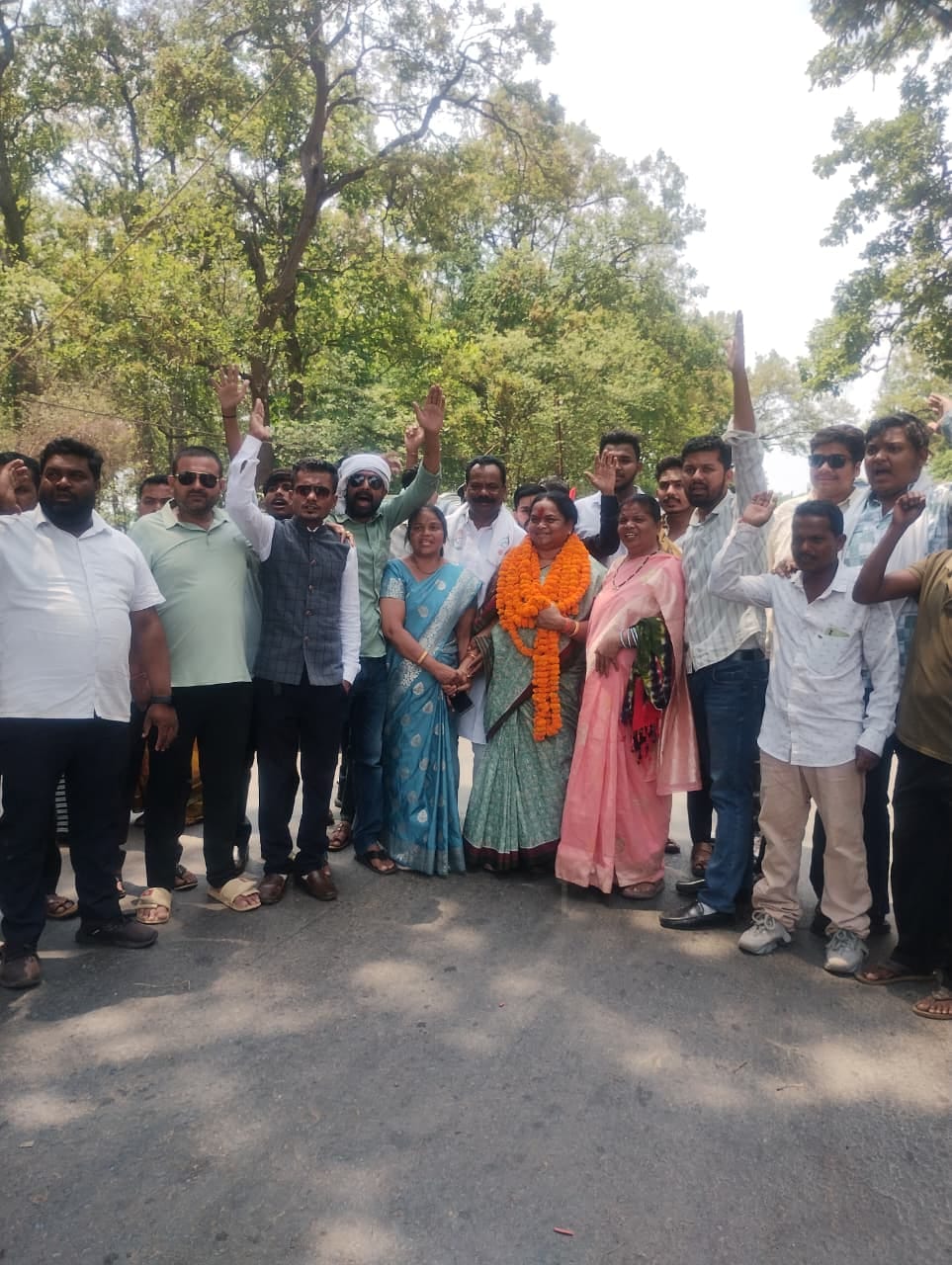 सवागत करते एनएसयूआई के कार्यकर्ता