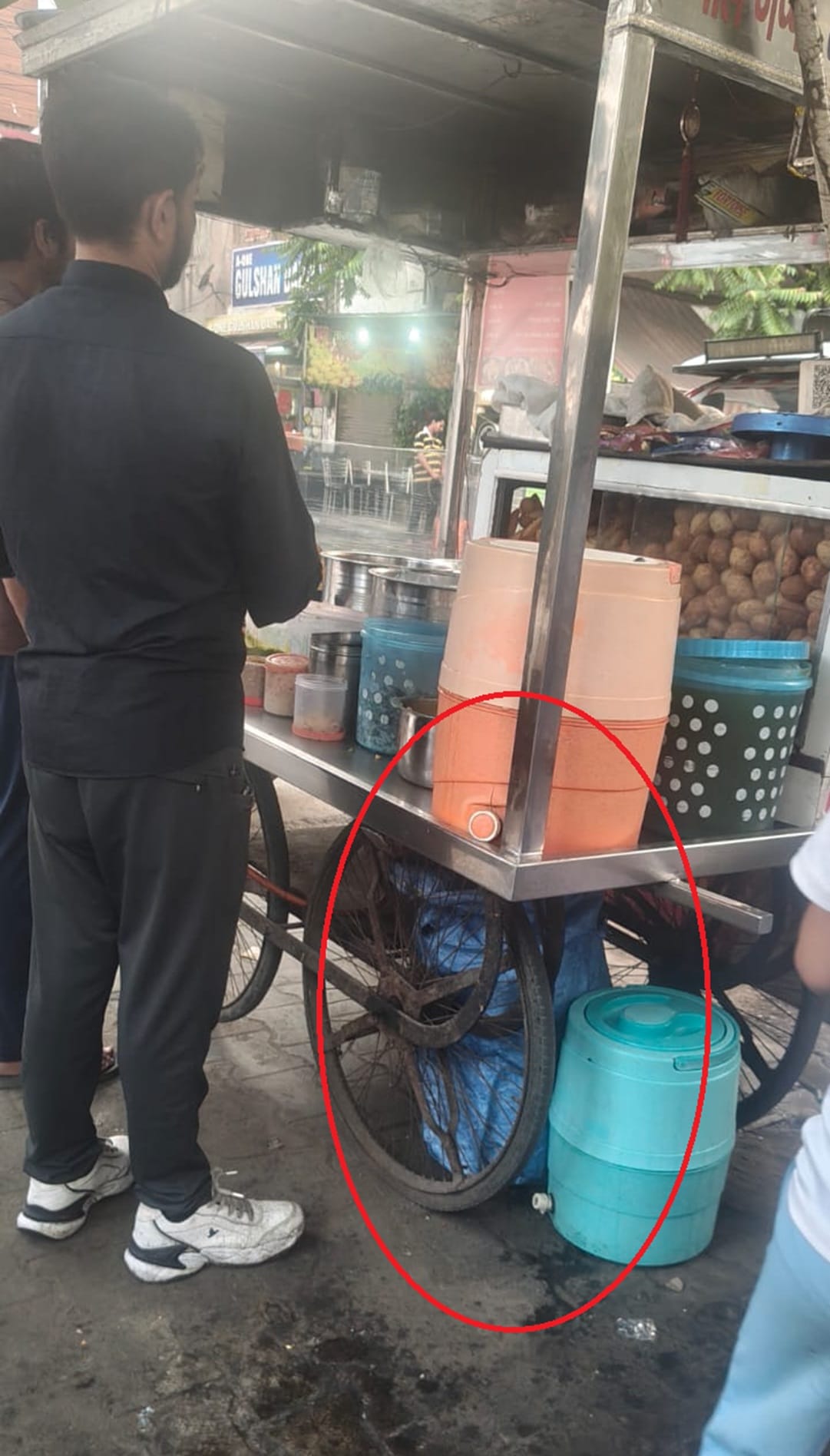 शहर के प्यारा चौक पर प्रयोग होता घरेलू सिलिंडर। संवाद