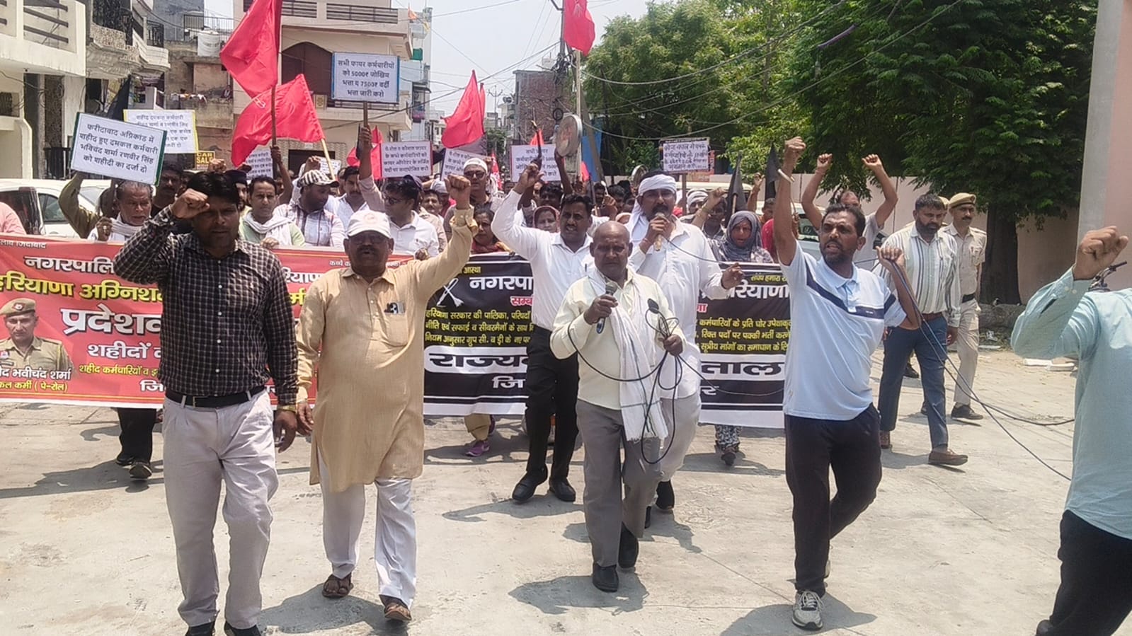 शहर में प्रदर्शन कर सरकार विरोधी नारेबाजी करते कर्मचारी। संवाद शहर में प्रदर्शन कर सरकार विरोधी नारेबाजी करते कर्मचारी। संवाद