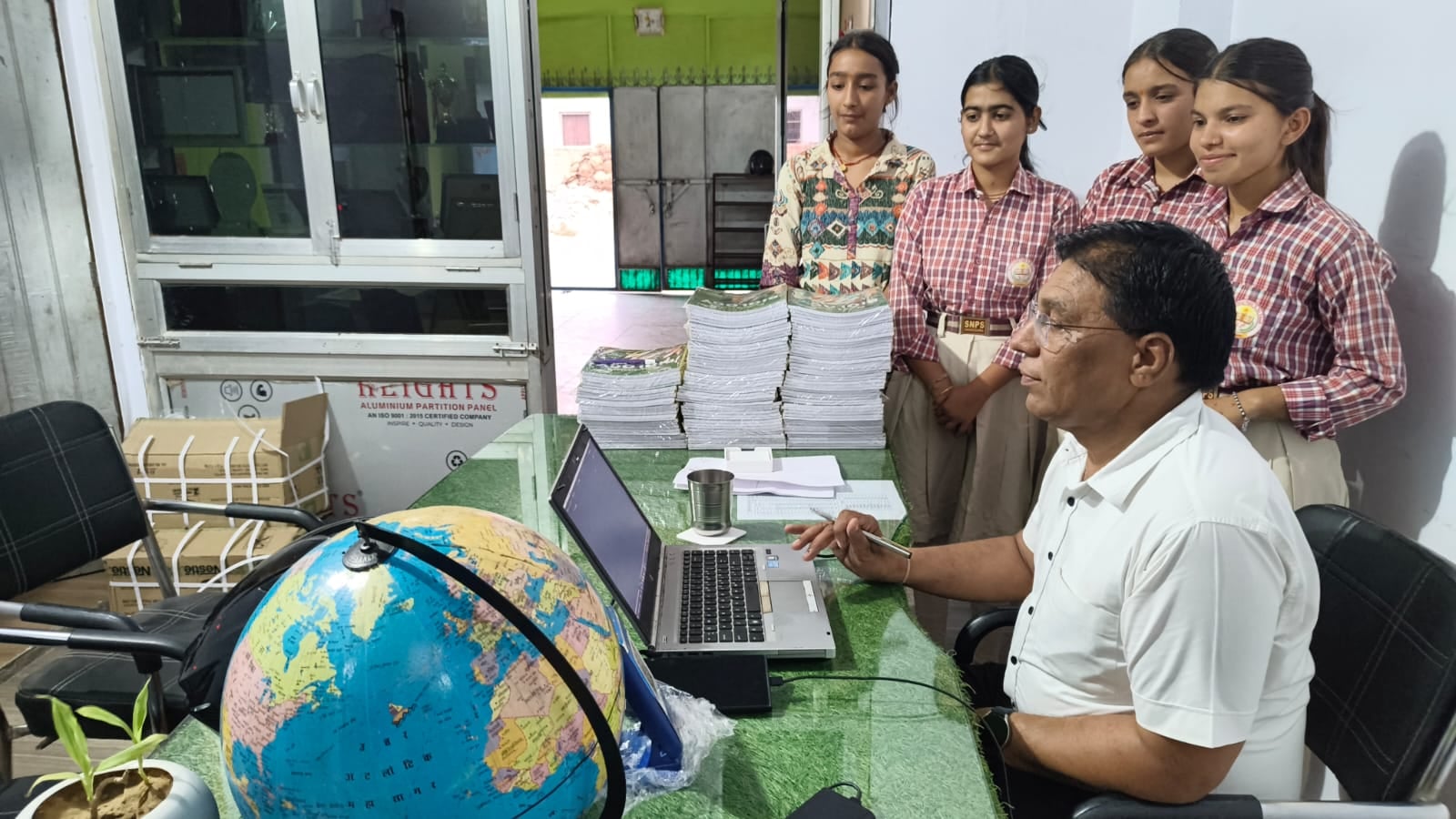 टोहाना में छात्रा के प्रदेश में प्रथम रहने पर दुकान पर पहुंचकर पिता को मिठाई खिलाते हुए स्कूल टोहाना में छात्रा के प्रदेश में प्रथम रहने पर दुकान पर पहुंचकर पिता को मिठाई खिलाते हुए स्कूल