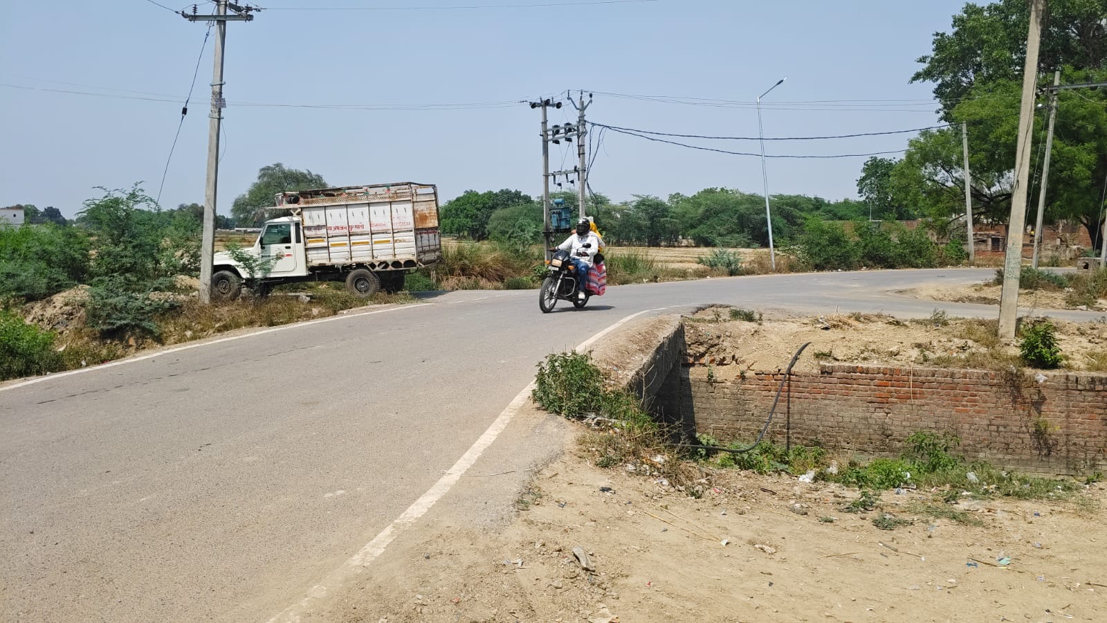 तन्नापर चौराहे के बगल बनीं नहर की पुलिया की टूटी हुई रेलिंग। संवाद तन्नापर चौराहे के बगल बनीं नहर की पुलिया की टूटी हुई रेलिंग। संवाद