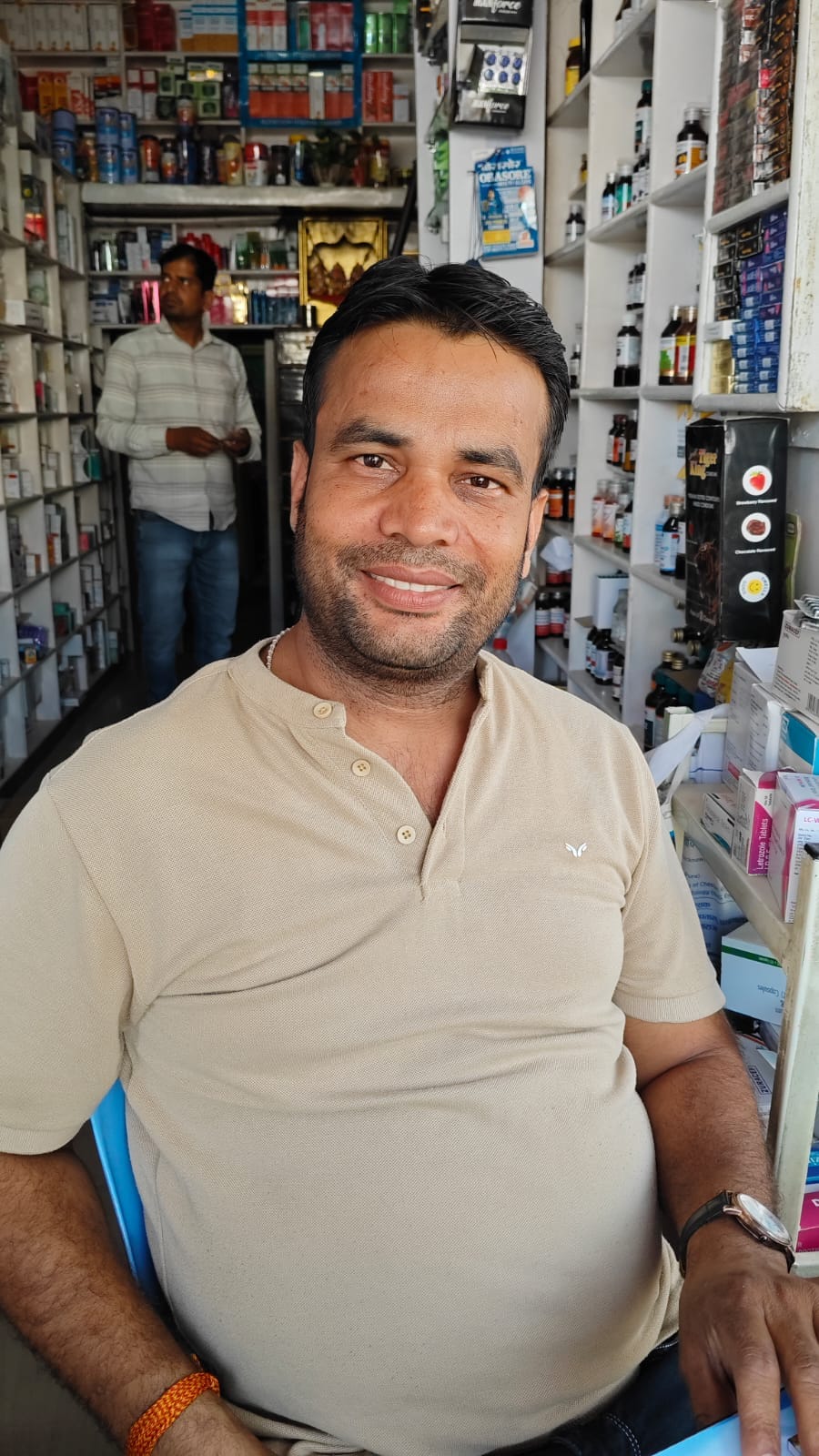 दवाखाना की दुकान में बिक्री के लिए रखे डायपर। संवाद दवाखाना की दुकान में बिक्री के लिए रखे डायपर। संवाद