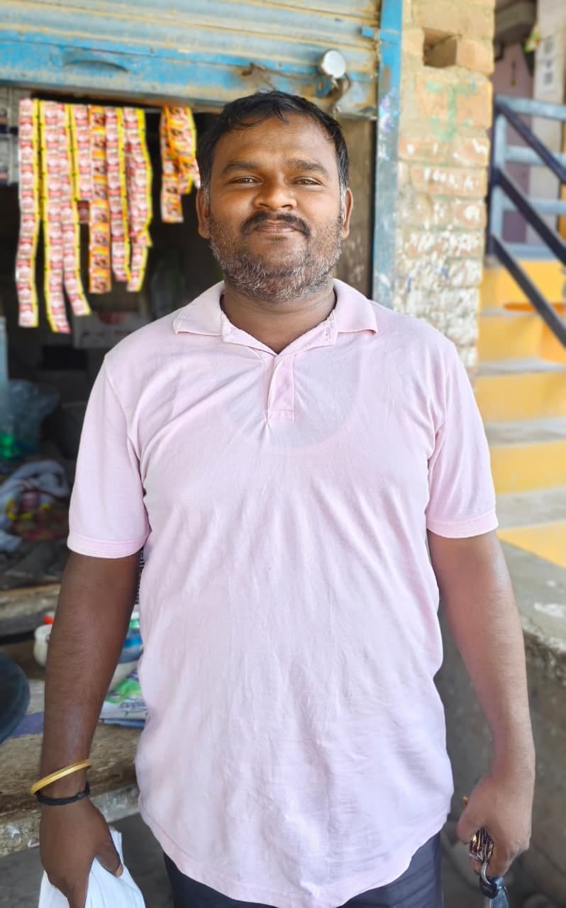 दवाखाना की दुकान में बिक्री के लिए रखे डायपर। संवाद दवाखाना की दुकान में बिक्री के लिए रखे डायपर। संवाद