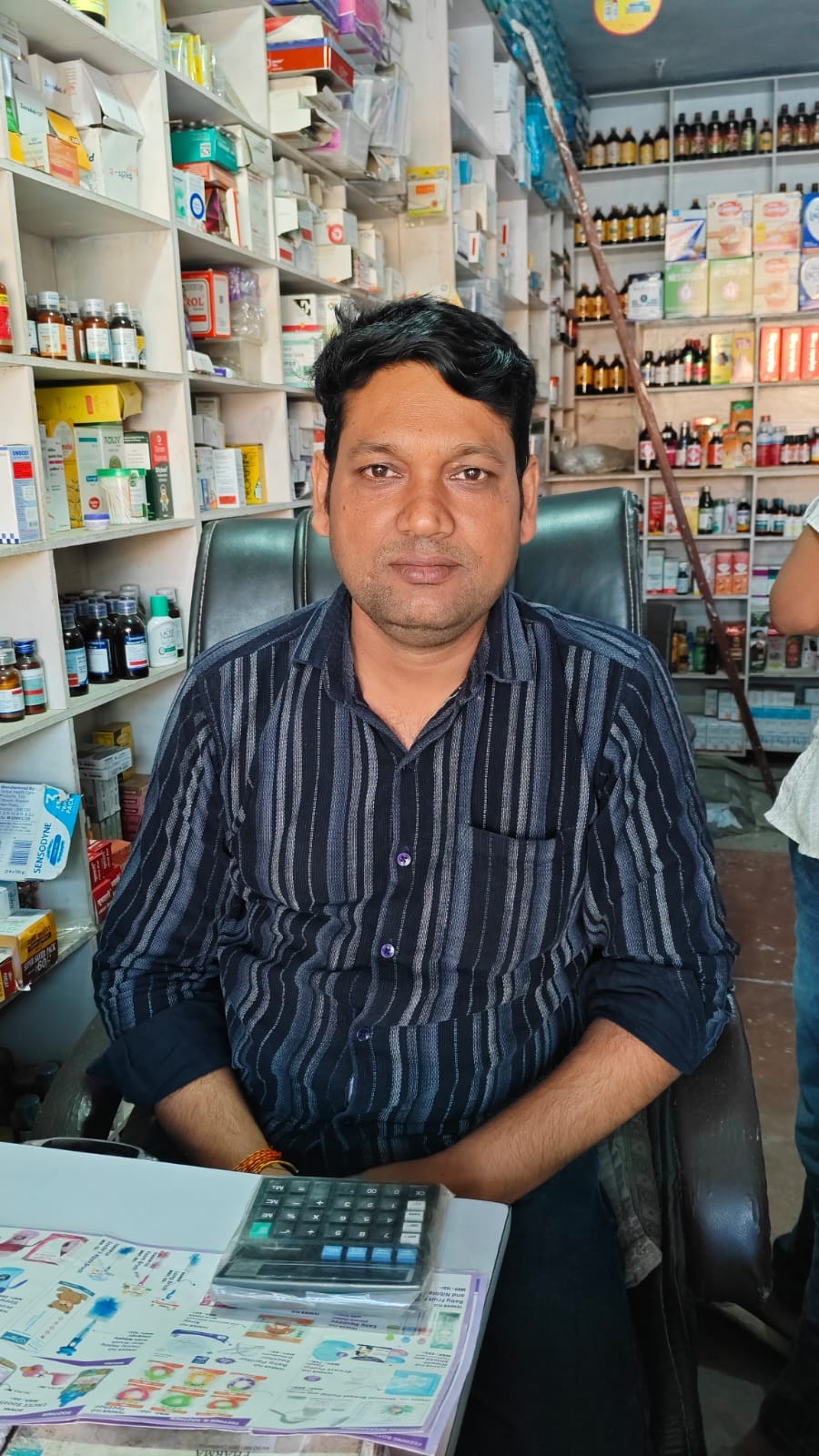 दवाखाना की दुकान में बिक्री के लिए रखे डायपर। संवाद दवाखाना की दुकान में बिक्री के लिए रखे डायपर। संवाद