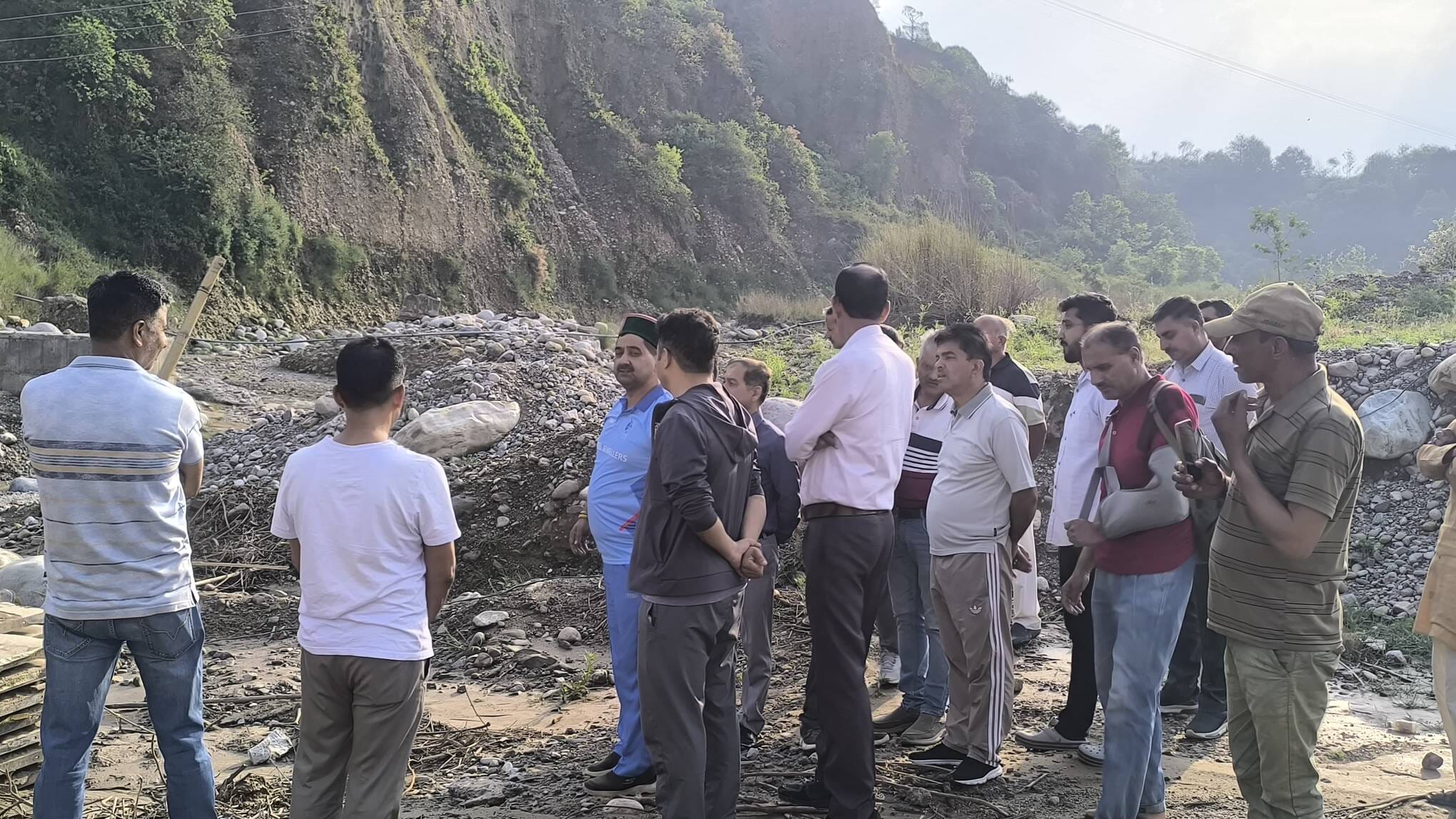 धनोटू-ललेटा-बनुमहादेव सड़क पर निर्माणाधीन पुल ढहा। -स्रोत : जागरूक पाठक