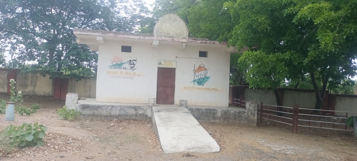 12 करोड़ 91 लाख के सामुदायिक शौचालय बने शोपीस, कहीं टंकी-नल चोरी तो कहीं कब्जे में भवन 12 करोड़ 91 लाख के सामुदायिक शौचालय बने शोपीस, कहीं टंकी-नल चोरी तो कहीं कब्जे में भवन