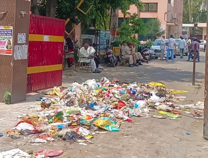 12-शहर के हुडा कॉम्प्लेक्स लगा कूड़े का ढेर। संवाद
