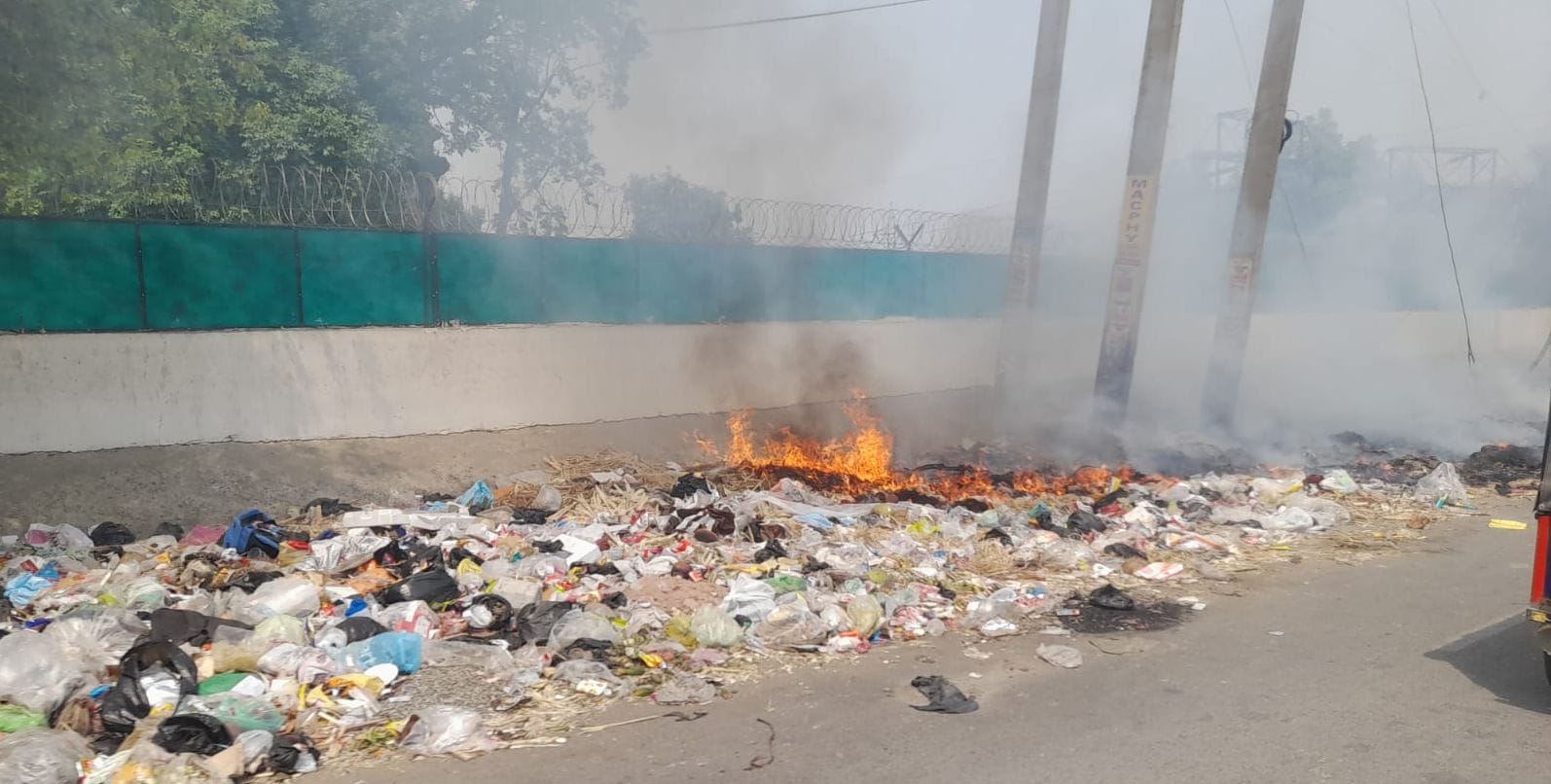 12जेएनडी12: सफाई कर्मियों की हड़ताल के कारण बागवानी कार्यालय के सामने मुख्य सड़क पर लगा गंदगी क