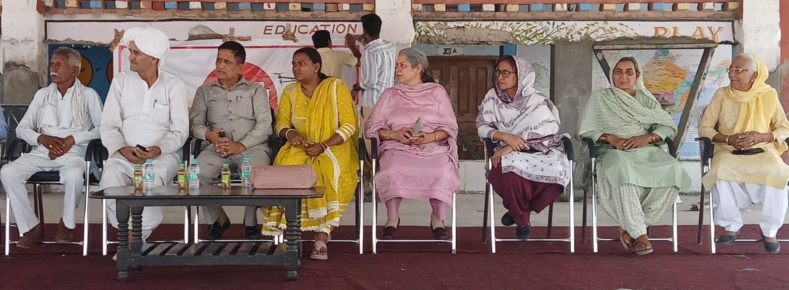 20-कन्या वरिष्ठ माध्यमिक विद्यालय में पहुंचे ग्रामीण। संवाद