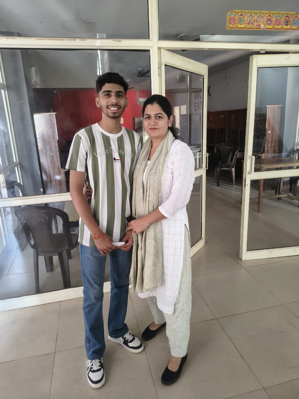 30-बोहर निवासी रितेश का सीबीएसई में बेहतर परिणाम आने पर मिठाई खिलाते परिवार के सदस्य। स्रोत : प 30-बोहर निवासी रितेश का सीबीएसई में बेहतर परिणाम आने पर मिठाई खिलाते परिवार के सदस्य। स्रोत : प
