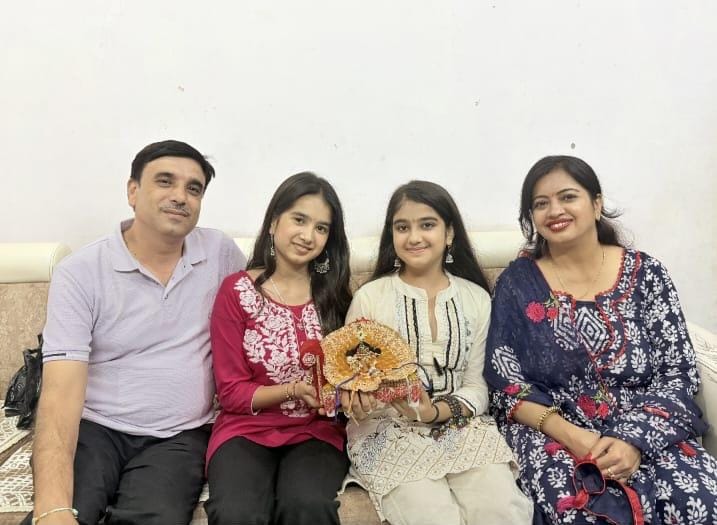 30-बोहर निवासी रितेश का सीबीएसई में बेहतर परिणाम आने पर मिठाई खिलाते परिवार के सदस्य। स्रोत : प 30-बोहर निवासी रितेश का सीबीएसई में बेहतर परिणाम आने पर मिठाई खिलाते परिवार के सदस्य। स्रोत : प