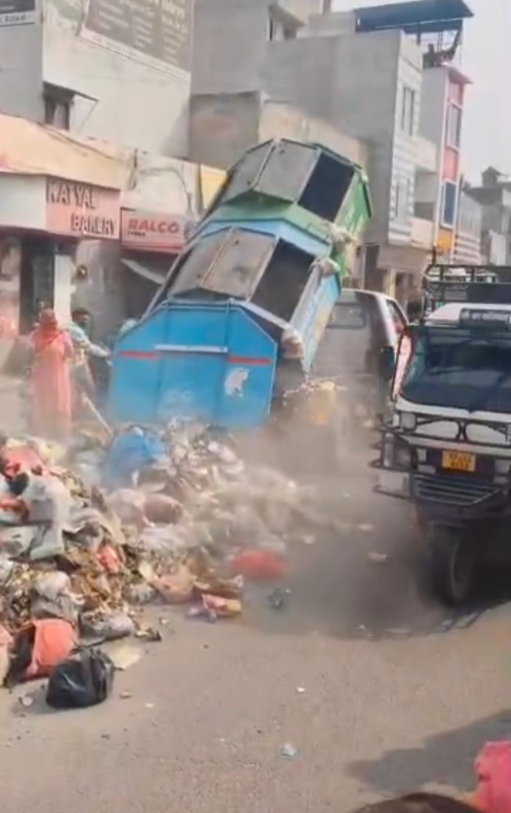 33-रोहतक शहर में कचरे को लेकर उलझे पार्षद कपिल नागपाल व कर्मचारी। स्रोत : सोशल मीडिया 33-रोहतक शहर में कचरे को लेकर उलझे पार्षद कपिल नागपाल व कर्मचारी। स्रोत : सोशल मीडिया