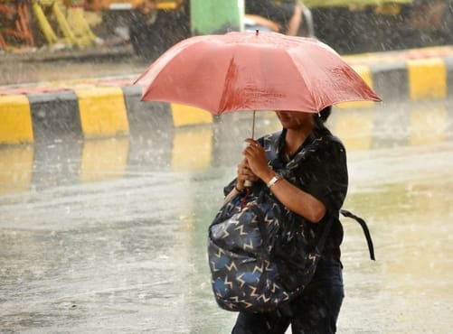 अमर उजाला....दिन में छाया अंधेरा...सुबह लगभग 9 बजे अचानक छाया अंधेरा, तेज हवा, बिजली की कड़कने 