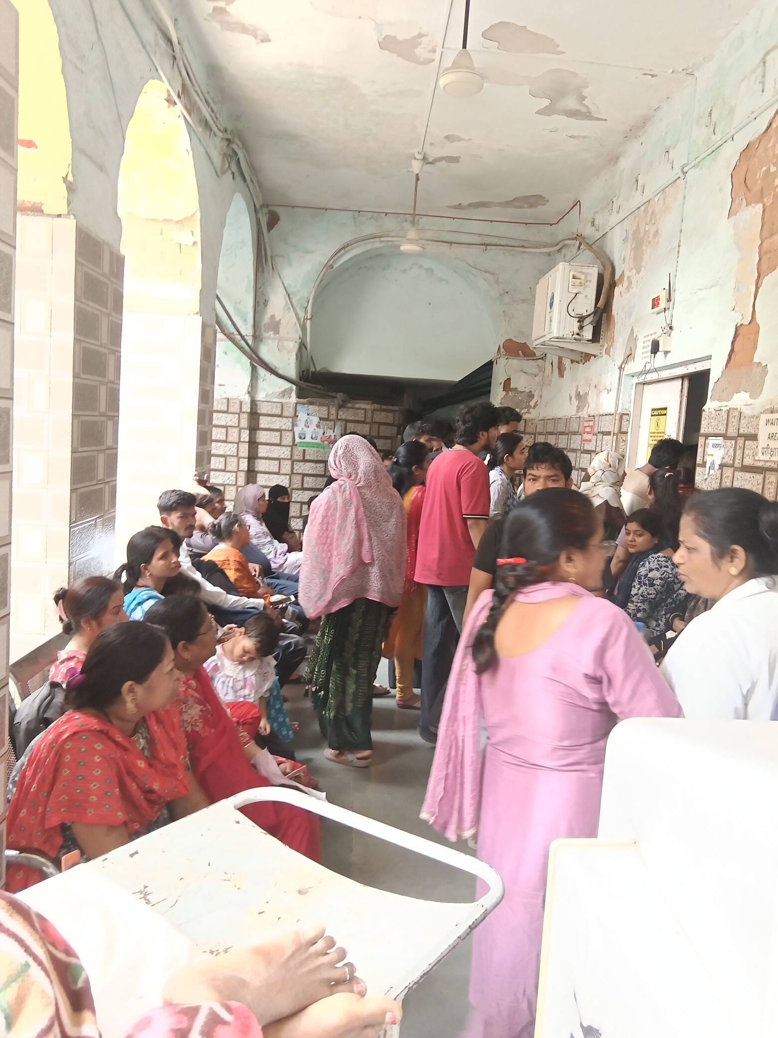 अस्पताल में जांच कराने के लिए परेशान मरीज और तीमारदार। अस्पताल में जांच कराने के लिए परेशान मरीज और तीमारदार।