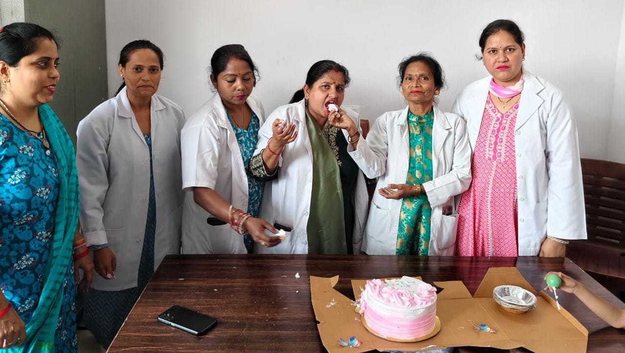 अंतरराष्ट्रीय नर्स दिवस पर बिल्सी सीएचसी पर हुए कार्यक्रम में हिस्सा लेती नर्स। संवाद