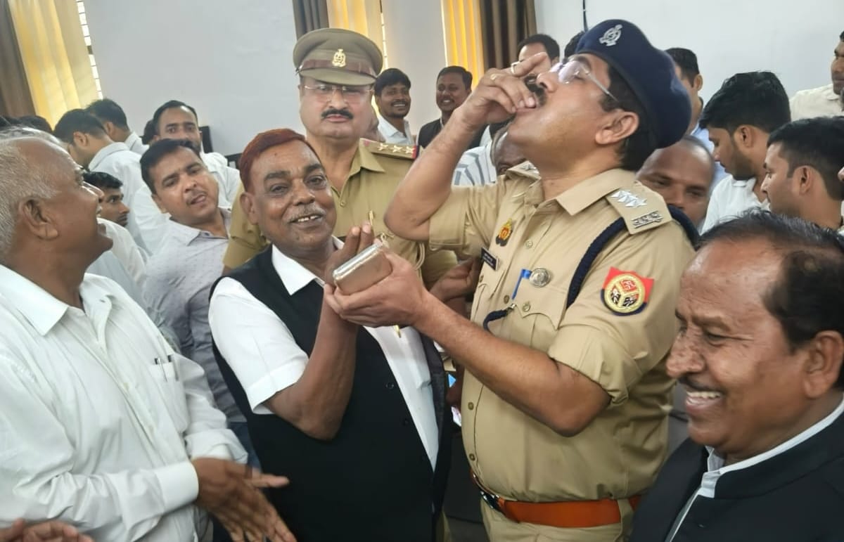 अधिवक्ताओं ने एसीपी सुजीत कुमार दुबे को मिठाई खिलाकर खुशी जताई। अधिवक्ताओं ने एसीपी सुजीत कुमार दुबे को मिठाई खिलाकर खुशी जताई।