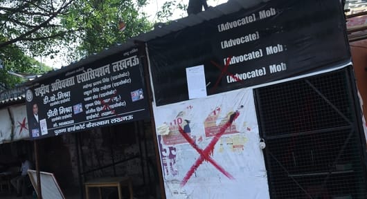 अवैध चैंबरों पर लगे लाल निशान। अवैध चैंबरों पर लगे लाल निशान।