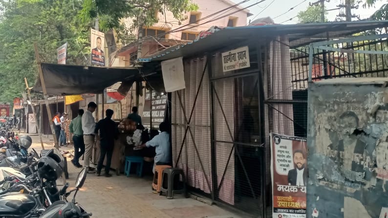 अवैध चैंबरों पर लगे लाल निशान। अवैध चैंबरों पर लगे लाल निशान।