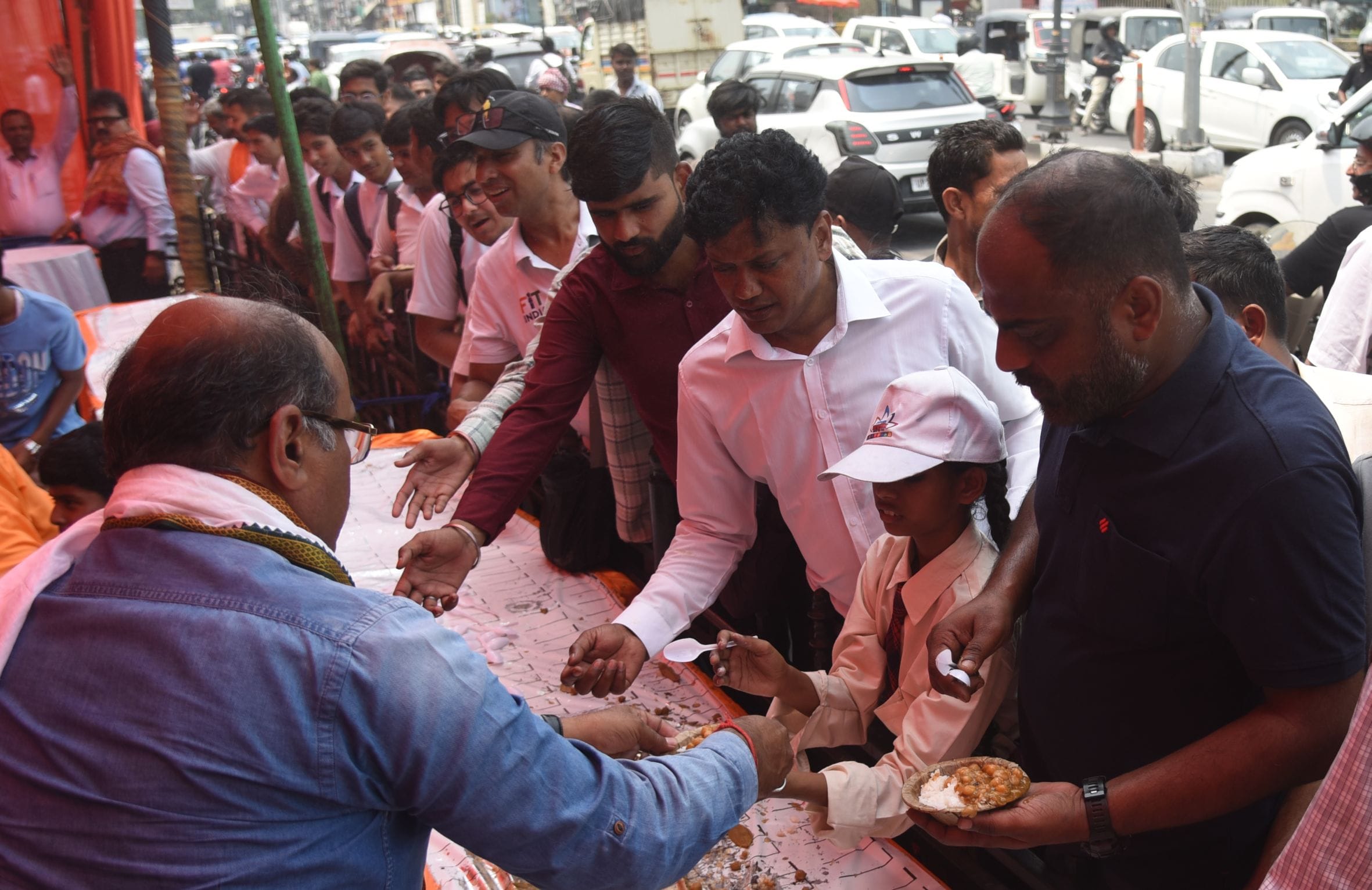 भंडारों में दिखी समरसता। भंडारों में दिखी समरसता।