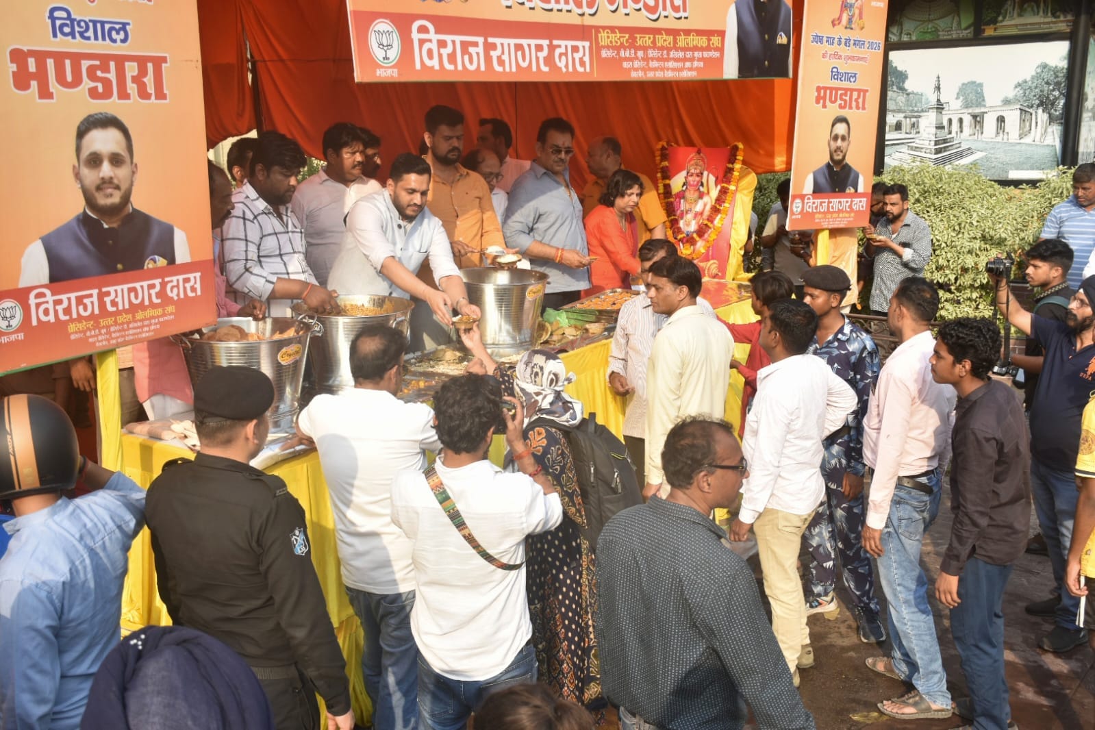 भंडारों में दिखी समरसता। भंडारों में दिखी समरसता।