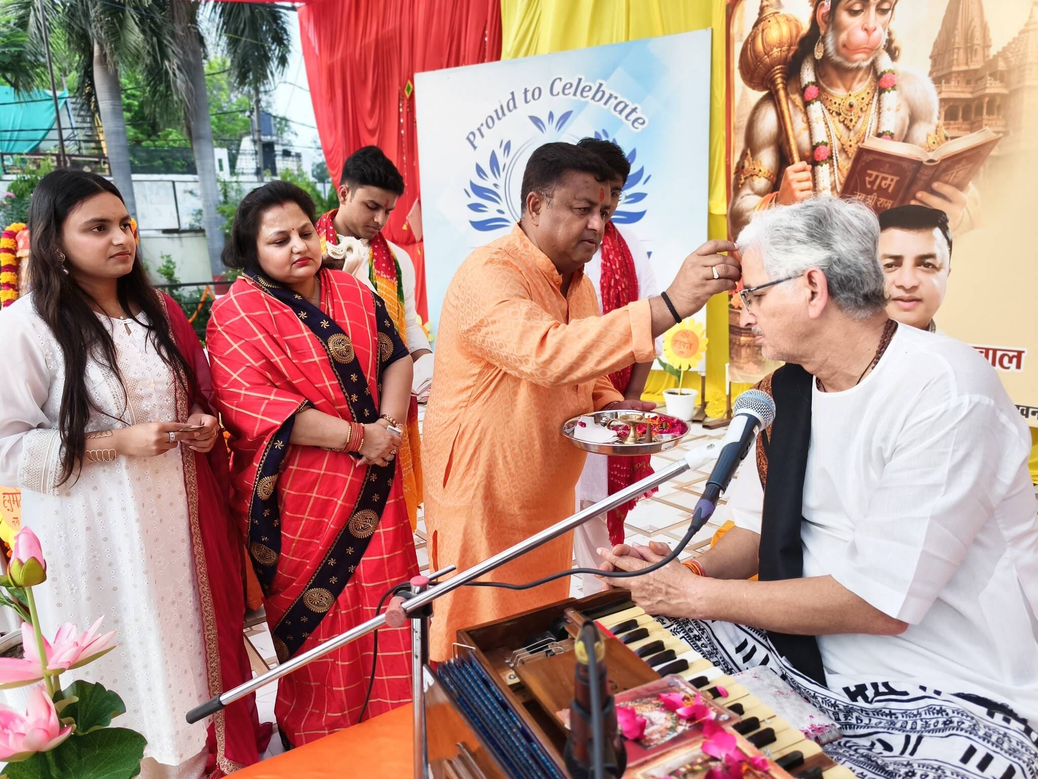 भंडारों में दिखी समरसता। भंडारों में दिखी समरसता।