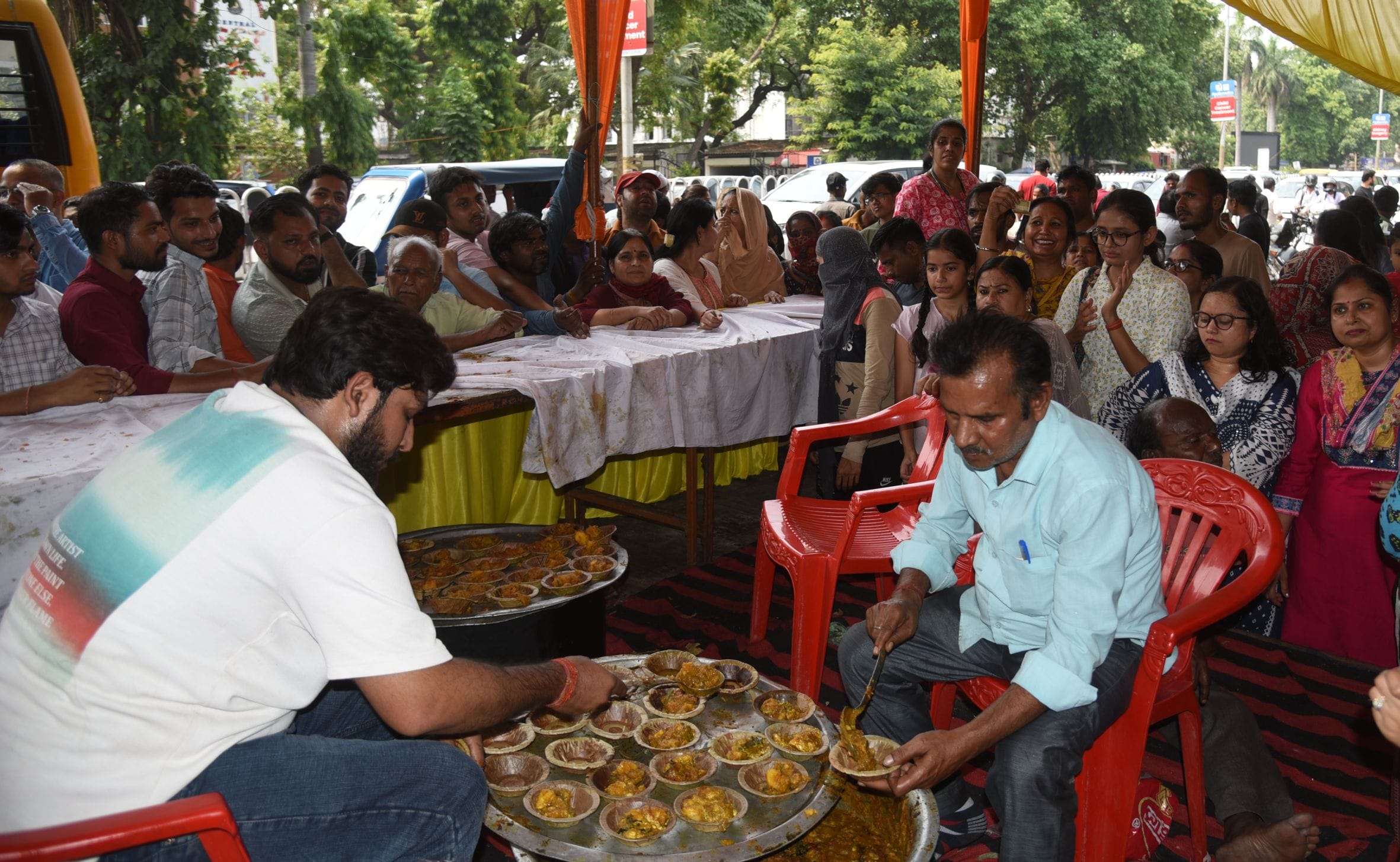 भंडारों में दिखी समरसता। भंडारों में दिखी समरसता।