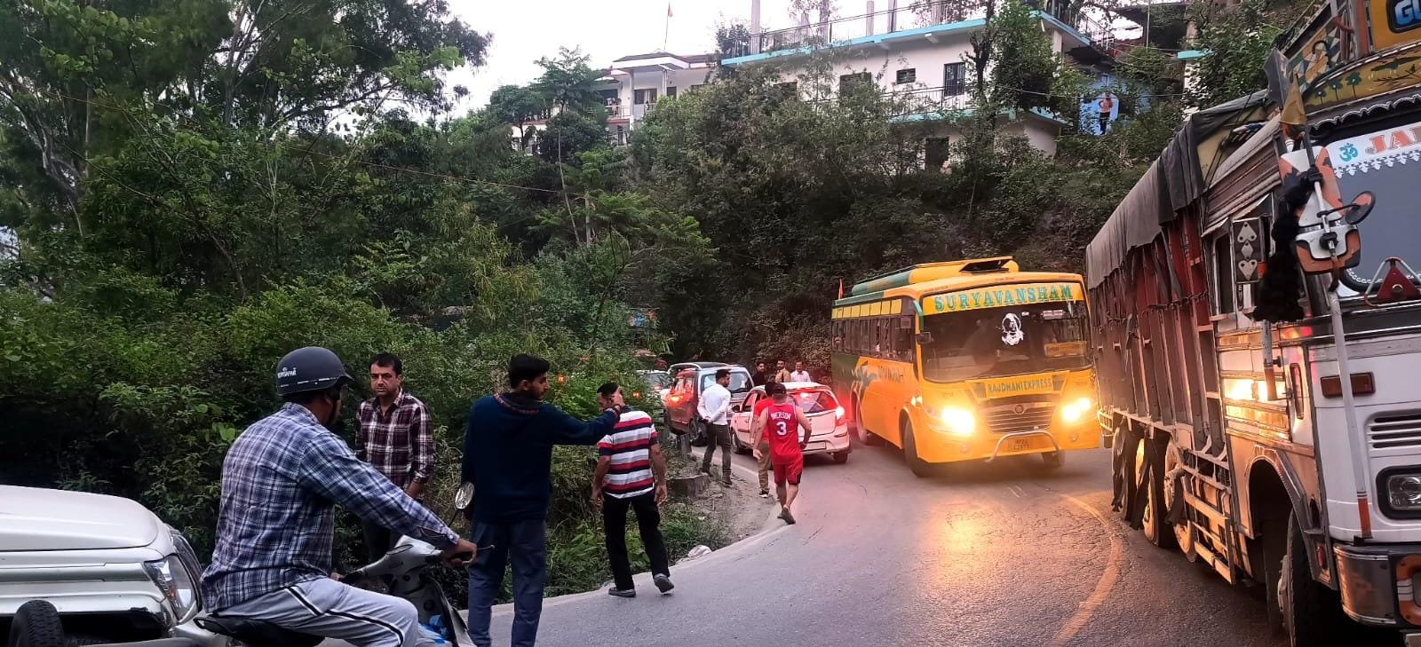 भराड़ीघाट-चमाकड़ी पुल के बीच स्थित दसेरन-ललहाणा मोड़, जहां खराब सड़क और तीखे मोड़ के कारण लगाता