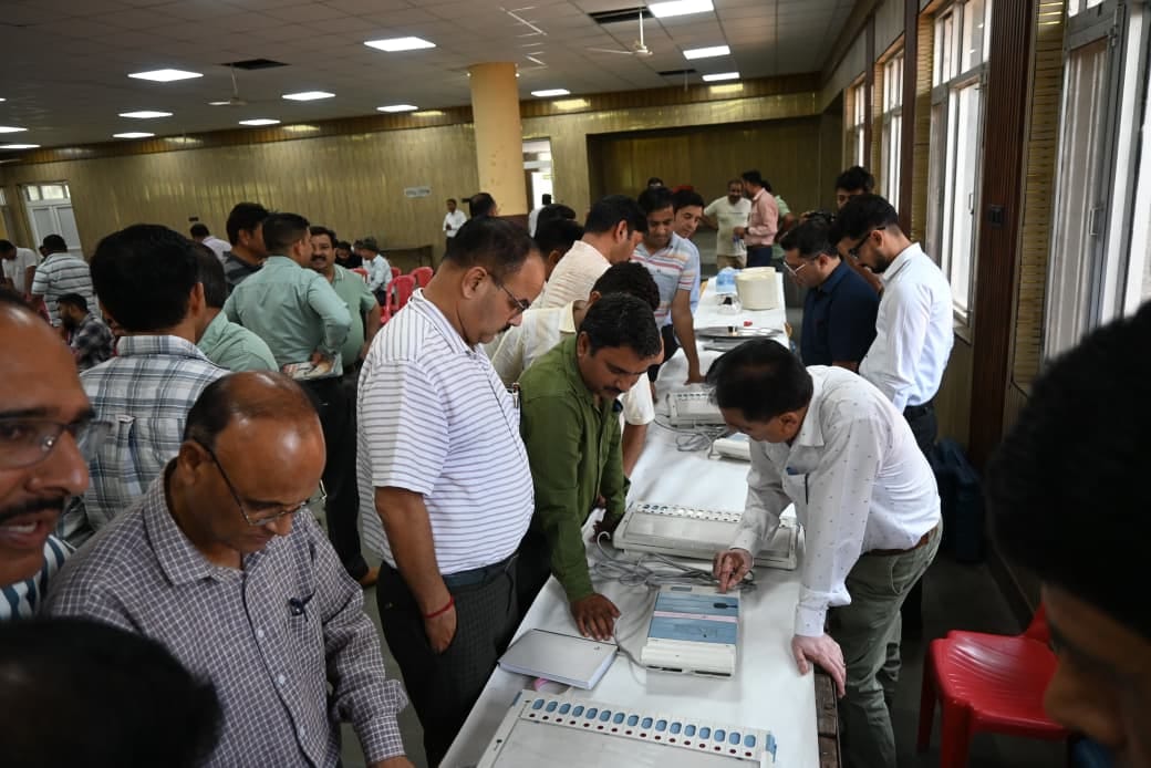बहुतकनीकि संस्थान कांगड़ा में मत पत्र बॉक्स की जानकारी हासिल करते पोलिंग और प्रीसाइडिंग अधिकारी