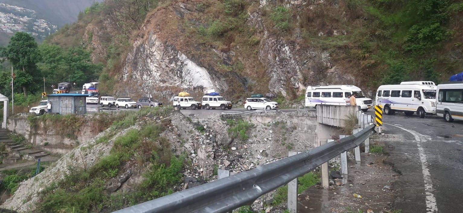 बदरीनाथ हाईवे पर कुहेड़ में बस और ट्रक की हुई भिडंत। दोनों वाहन हुए क्षतिग्रस्त। स्रोत: जागरुक