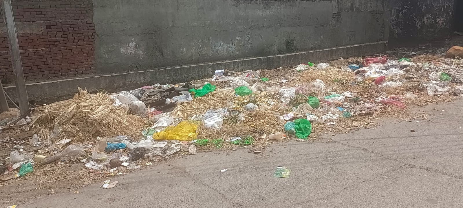 चीका में नपा कार्यालय पर ताला जड़ सफाई कर्मचारियों बैठे हुए। चीका में नपा कार्यालय पर ताला जड़ सफाई कर्मचारियों बैठे हुए।