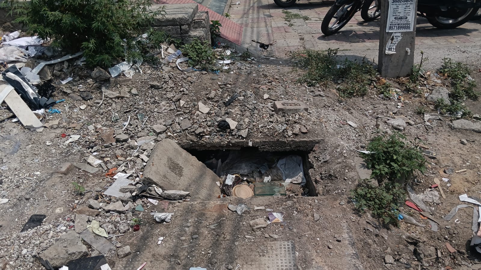 ढांड रोड पर बंद पड़ा नाला की फोटो। संवाद ढांड रोड पर बंद पड़ा नाला की फोटो। संवाद
