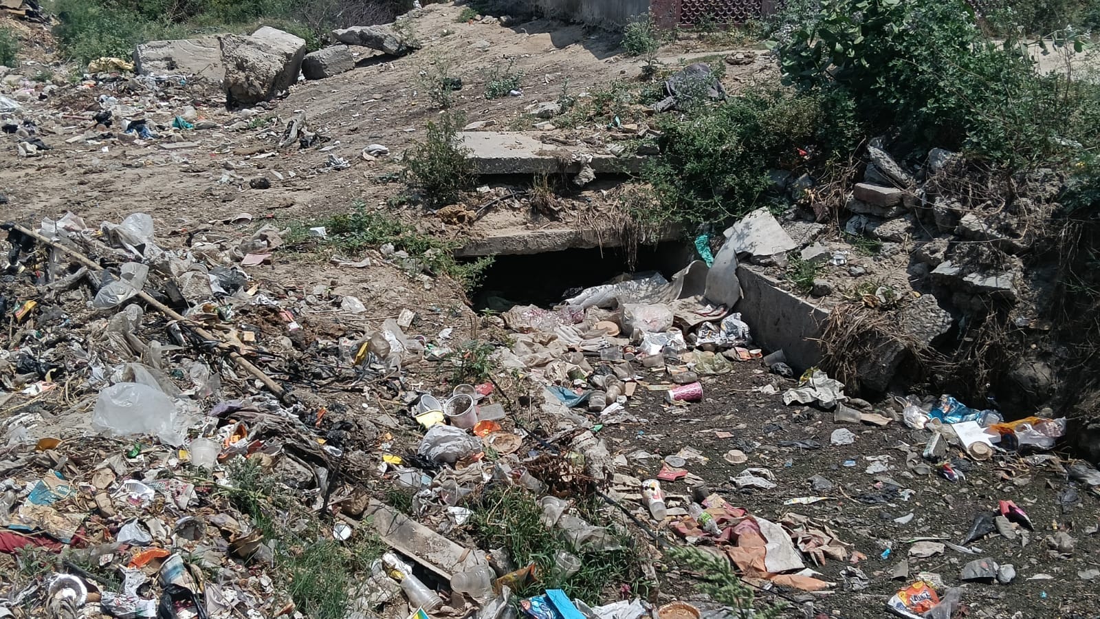ढांड रोड पर बंद पड़ा नाला की फोटो। संवाद ढांड रोड पर बंद पड़ा नाला की फोटो। संवाद