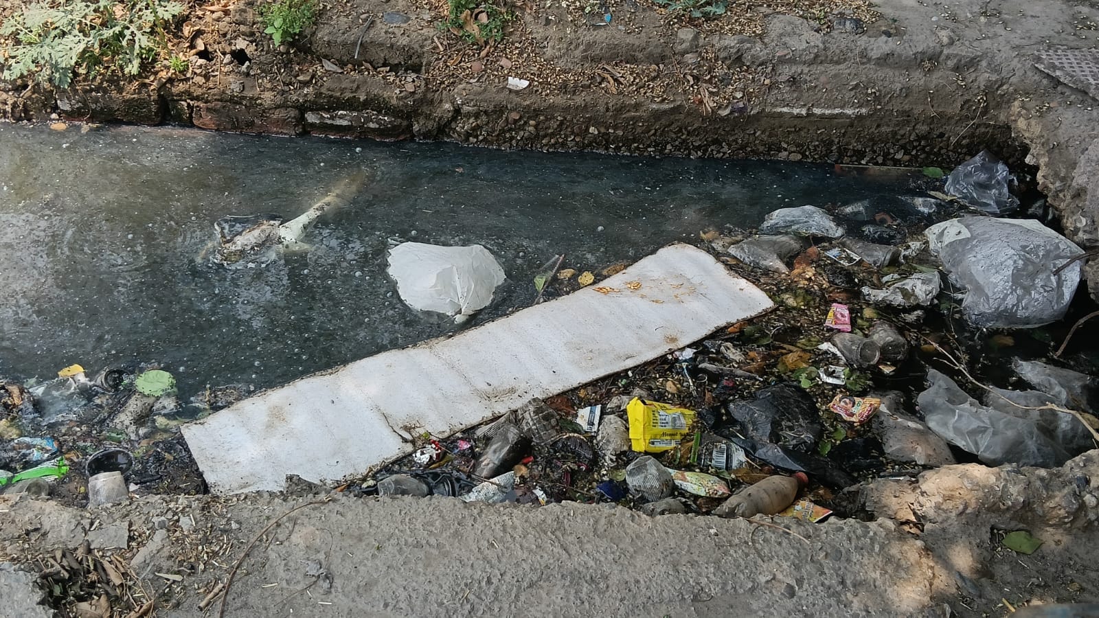 ढांड रोड पर बंद पड़ा नाला की फोटो। संवाद ढांड रोड पर बंद पड़ा नाला की फोटो। संवाद