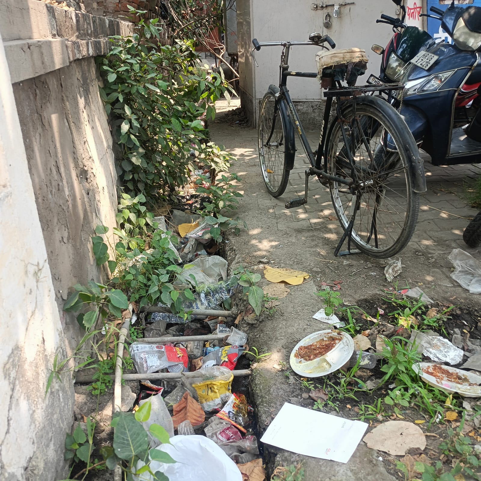 ढांड रोड पर बंद पड़ा नाला की फोटो। संवाद ढांड रोड पर बंद पड़ा नाला की फोटो। संवाद