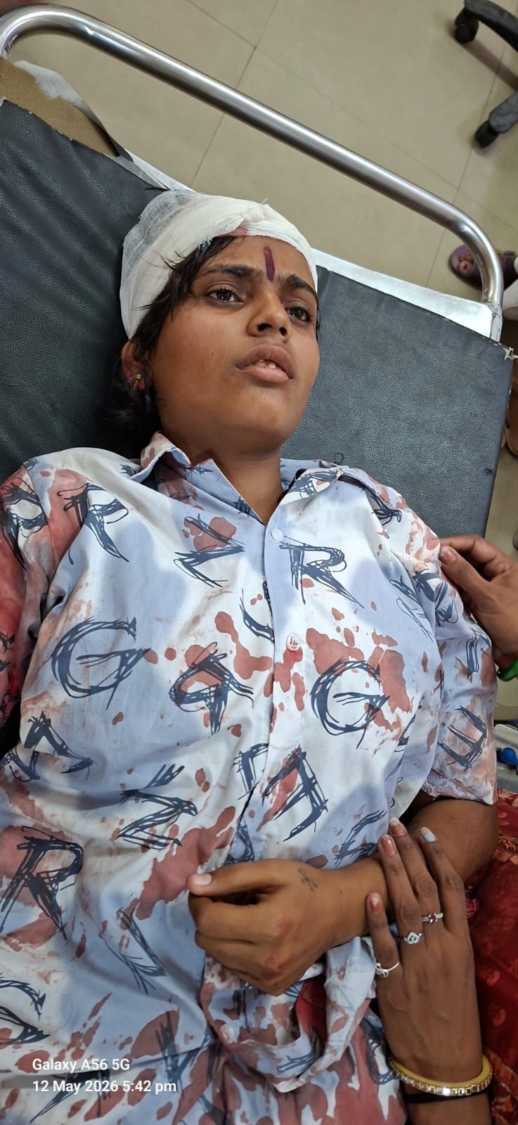 एमसी कॉलोनी में पड़ोसियों द्वारा किए गए हमले में घायल युवती अंबाला सिटी के नागरिक अस्पताल में उ