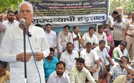 फरीदाबाद सेक्टर 12 लघु सचिवालय पर प्रदर्शन करते ग्रामीण सफाई कर्मचारी । स्रोत: कर्मचारी यूनियन