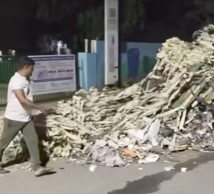 फरीदाबाद सेक्टर 12 लघु सचिवालय पर प्रदर्शन करते ग्रामीण सफाई कर्मचारी । स्रोत: कर्मचारी यूनियन