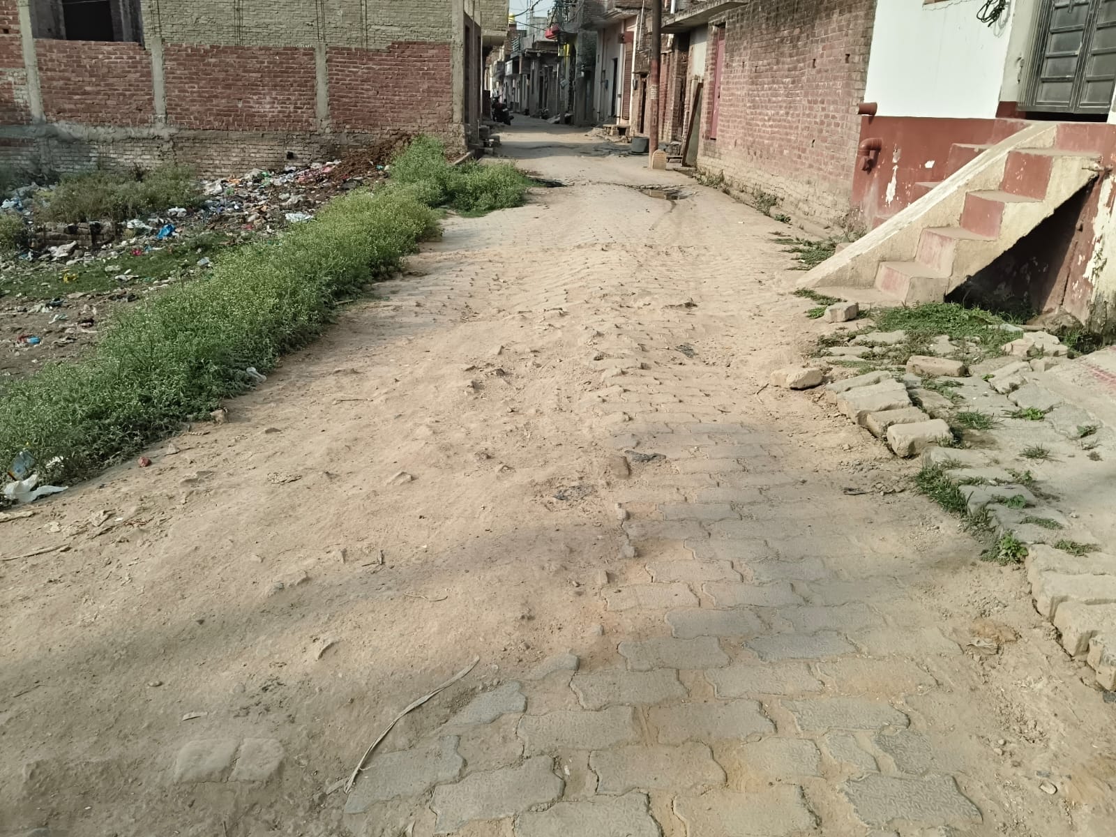 फोटो-30-बघा कटरा में पाइपलाइन डालने के बाद ऊबड़ खाबड़ सड़क। संवाद