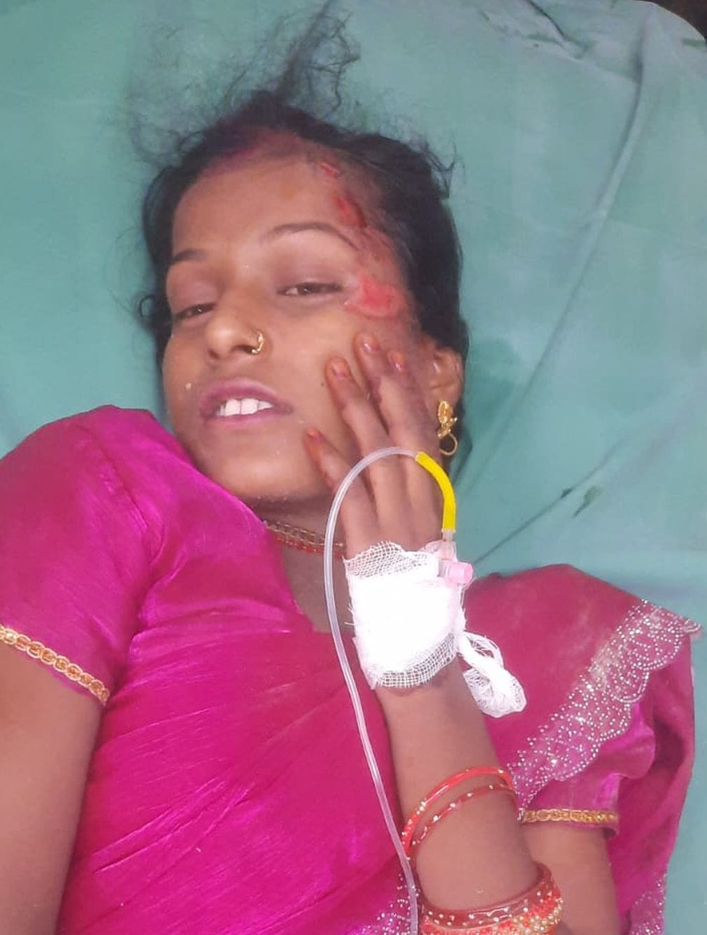फोटाे- 37- मेडिकल कॉलेज के इमरजेंसी के बाहर बिलखते मृतक श्यामू के परिजन। संवाद