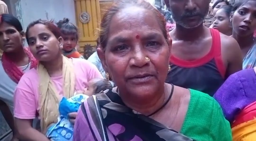 घटनास्थल पर छानबीन के बाद आरोपी को ले जाती पुलिस व मौके पर मौजूद परिजन व स्थानीय लोग। घटनास्थल पर छानबीन के बाद आरोपी को ले जाती पुलिस व मौके पर मौजूद परिजन व स्थानीय लोग।