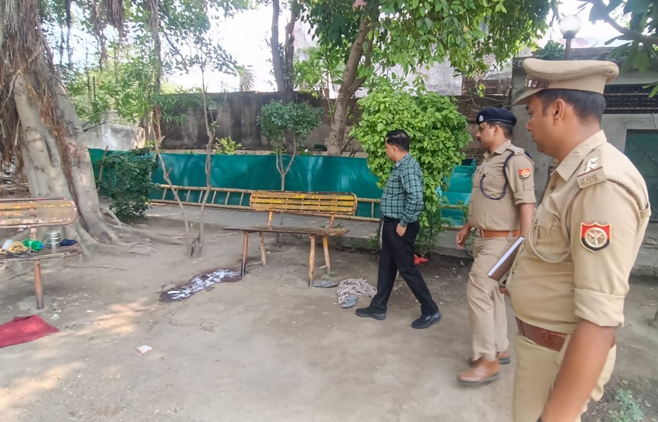घटनास्थल पर छानबीन के बाद आरोपी को ले जाती पुलिस व मौके पर मौजूद परिजन व स्थानीय लोग। घटनास्थल पर छानबीन के बाद आरोपी को ले जाती पुलिस व मौके पर मौजूद परिजन व स्थानीय लोग।