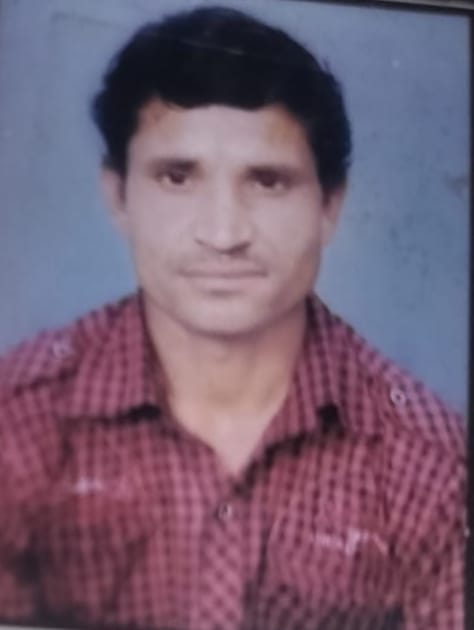 घटनास्थल पर छानबीन के बाद आरोपी को ले जाती पुलिस व मौके पर मौजूद परिजन व स्थानीय लोग। घटनास्थल पर छानबीन के बाद आरोपी को ले जाती पुलिस व मौके पर मौजूद परिजन व स्थानीय लोग।